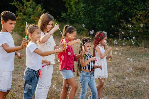 Велика Група Веселих Дітей Грають Парку Надувають Мильні Бульбашки Ігри — стокове фото