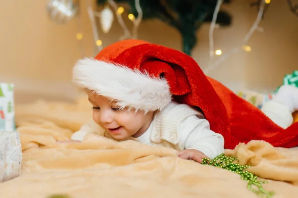 Mignon Bébé Souriant Est Couché Sous Arbre Noël Festif Jouer — Photo