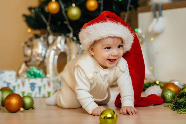 Niedlich Lächelndes Baby Liegt Unter Einem Festlichen Weihnachtsbaum Und Spielt — Stockfoto