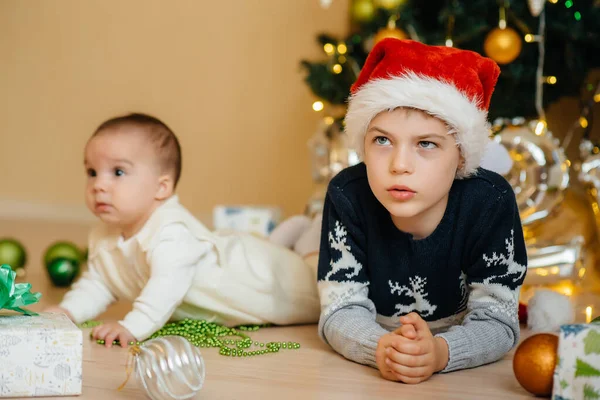 Menino Seu Irmão Brincam Com Presentes Debaixo Uma Árvore Natal — Fotografia de Stock