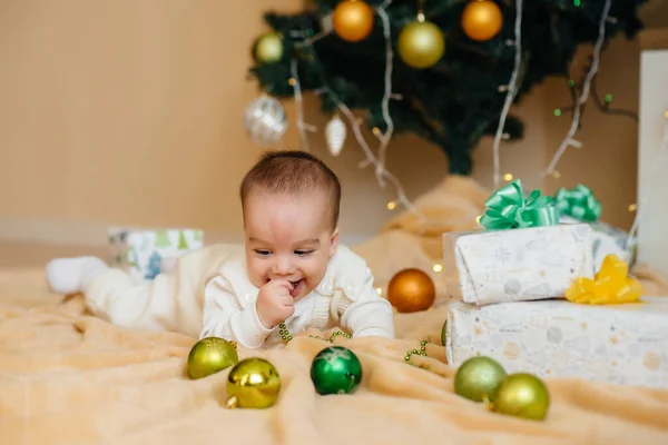 Mignon Bébé Souriant Est Couché Sous Arbre Noël Festif Jouer — Photo