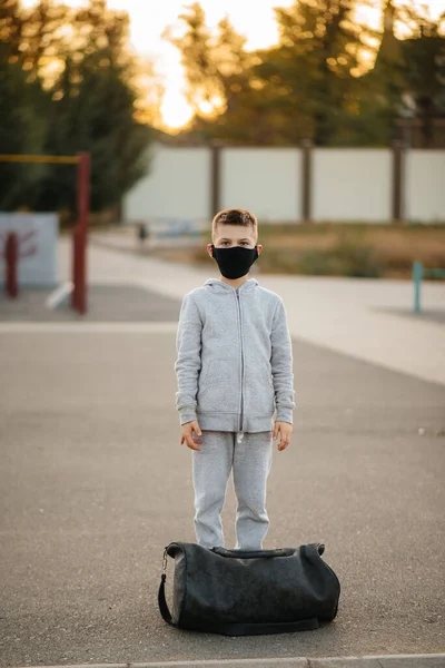 Niño Para Campo Deportes Después Entrenamiento Aire Libre Durante Atardecer — Foto de Stock