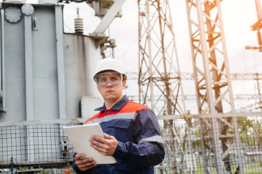 Enerji mühendisi istasyonun ekipmanlarını inceler. Güç mühendisliği. Sanayi