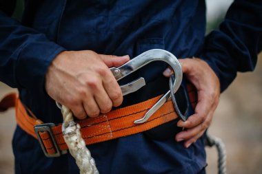 İş kıyafetleri ve kemer takmış bir marangoz işçisinin elleri ve kemeri. Enerji