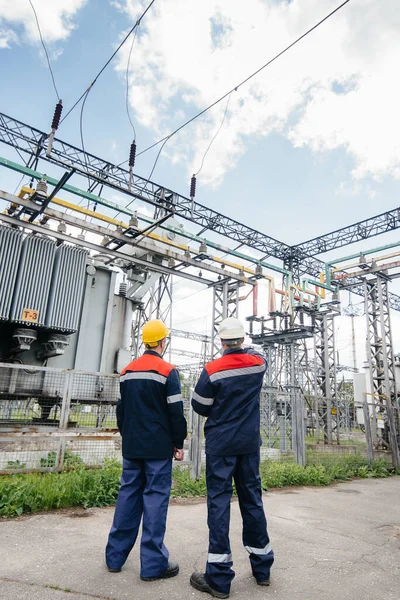 Dois Engenheiros Especializados Subestações Elétricas Inspecionam Equipamentos Modernos Alta Tensão — Fotografia de Stock