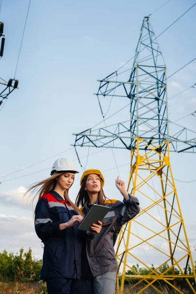 Coletivo Mulheres Funcionários Energia Conduz Uma Inspeção Equipamentos Linhas Poder — Fotografia de Stock
