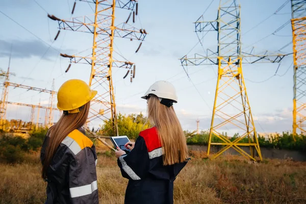 Coletivo Mulheres Funcionários Energia Conduz Uma Inspeção Equipamentos Linhas Poder — Fotografia de Stock