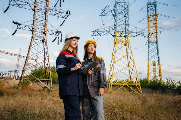 Coletivo Mulheres Funcionários Energia Conduz Uma Inspeção Equipamentos Linhas Poder — Fotografia de Stock