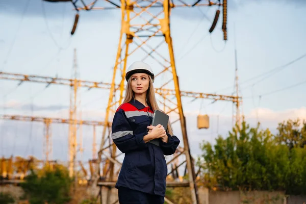 Joven Trabajador Ingeniería Inspecciona Controla Equipo Línea Eléctrica Energía — Foto de Stock