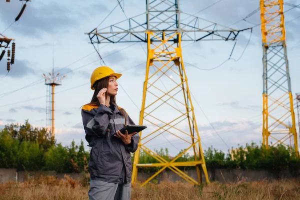 Jovem Trabalhador Engenharia Inspeciona Controla Equipamento Linha Energia Energia — Fotografia de Stock