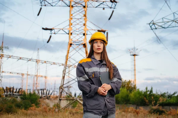 Jovem Trabalhador Engenharia Inspeciona Controla Equipamento Linha Energia Energia — Fotografia de Stock