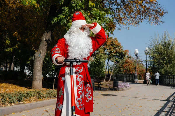 Santa Claus Tiene Prisa Scooter Con Regalos Para Las Vacaciones —  Fotos de Stock