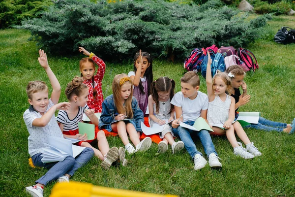 教師は屋外公園で子供たちのクラスを教えています 学校に戻り パンデミック時に学び — ストック写真