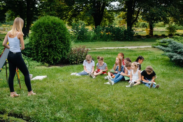 Professor Ensina Uma Classe Crianças Parque Livre Volta Escola Aprendendo — Fotografia de Stock