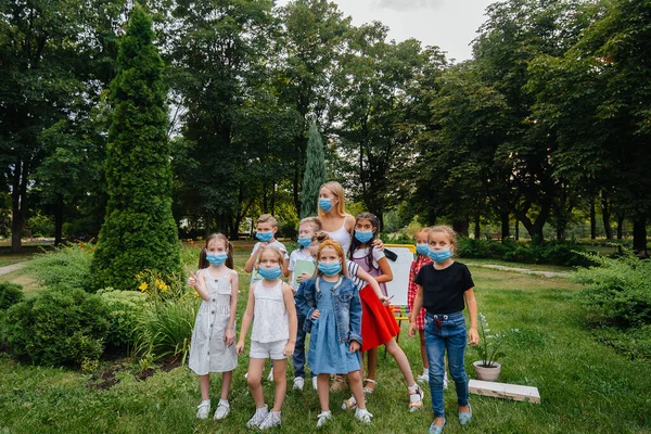 Uma Turma Crianças Mascaradas Está Envolvida Treinamento Livre Durante Epidemia — Fotografia de Stock