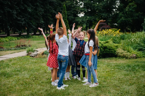 Група Дітей Бігає Розважається Грає Більша Команда Влітку Парку Щасливе — стокове фото