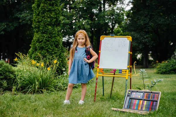 Uma Estudante Escreve Lições Quadro Negro Está Envolvida Treinamento Livre — Fotografia de Stock