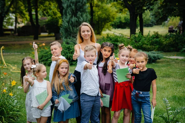 Insegnante Insegna Una Classe Bambini Parco All Aperto Ritorno Scuola — Foto Stock