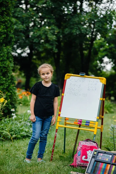 Una Studentessa Scrive Lezioni Una Lavagna Impegnata Allenamento All Aperto — Foto Stock