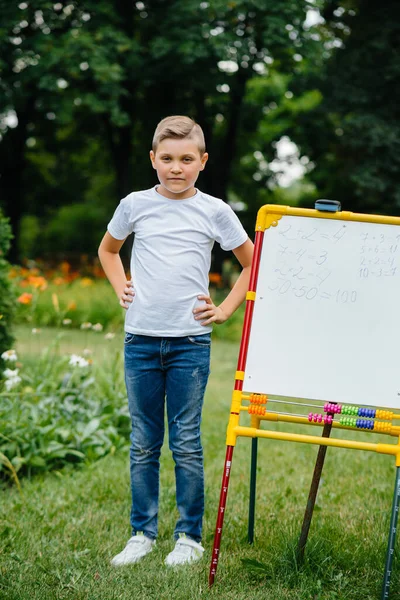 Tanuló Leckéket Táblára Szabadtéri Tréninget Tart Vissza Iskolába Tanulni Világjárvány — Stock Fotó