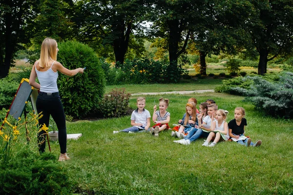 Enseignant Enseigne Une Classe Enfants Dans Parc Extérieur Retour École — Photo