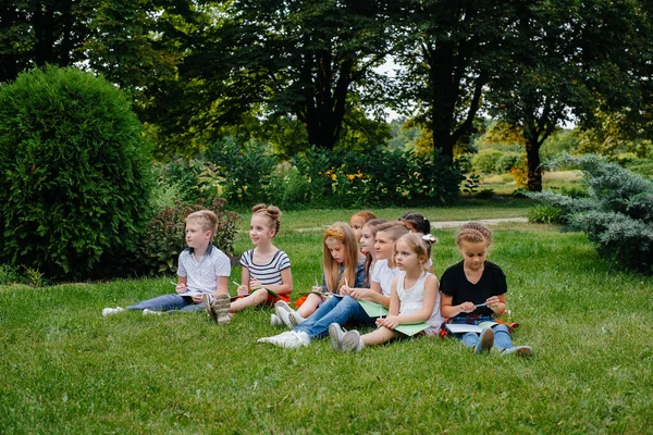 Professor Ensina Uma Classe Crianças Parque Livre Volta Escola Aprendendo — Fotografia de Stock