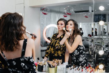 Seksi genç kızlar eğlenir ve aynanın önündeki bir partiye hazırlanırlar. Moda ve güzellik