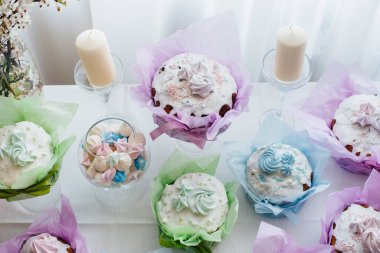 Süslü bir masada güzel Paskalya pastaları. Hafif bir Paskalya tatili.