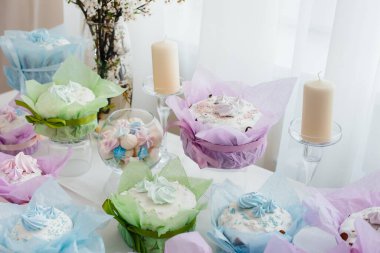 Süslü bir masada güzel Paskalya pastaları. Hafif bir Paskalya tatili.