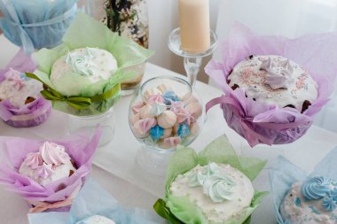 Süslü bir masada güzel Paskalya pastaları. Hafif bir Paskalya tatili.