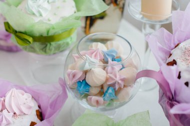 Süslü bir masada güzel Paskalya pastaları. Hafif bir Paskalya tatili.