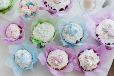 Süslü bir masada güzel Paskalya pastaları. Hafif bir Paskalya tatili.