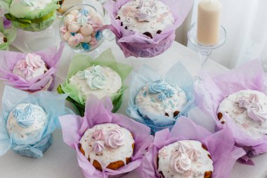 Süslü bir masada güzel Paskalya pastaları. Hafif bir Paskalya tatili.