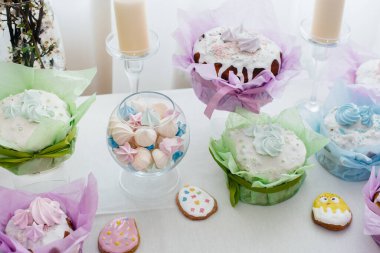 Süslü bir masada güzel Paskalya pastaları. Hafif bir Paskalya tatili.