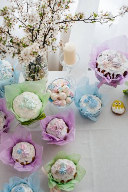 Süslü bir masada güzel Paskalya pastaları. Hafif bir Paskalya tatili.