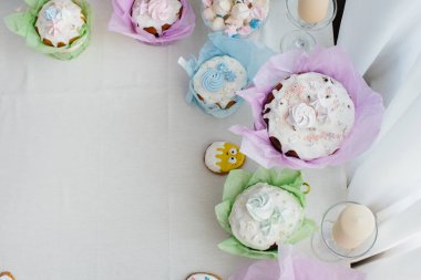 Süslü bir masada güzel Paskalya pastaları. Hafif bir Paskalya tatili.