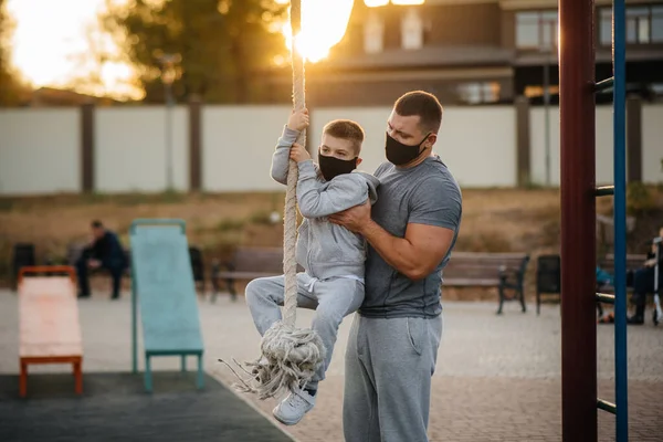 Pai Ajuda Seu Filho Subir Uma Corda Campo Esportivo Com — Fotografia de Stock