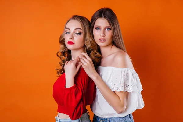 Dos Chicas Jóvenes Hermosas Muestra Emociones Sonrisas Estudio Sobre Fondo —  Fotos de Stock