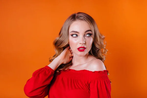 Mladá Krásná Dívka Ukazuje Emoce Úsměvy Ateliéru Oranžovém Pozadí Dívky — Stock fotografie
