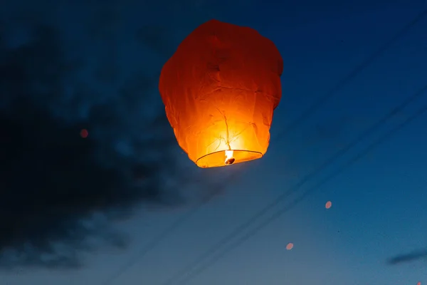 Noite Pôr Sol Pessoas Com Seus Parentes Amigos Lançam Lanternas — Fotografia de Stock