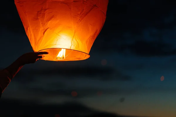 Noite Pôr Sol Pessoas Com Seus Parentes Amigos Lançam Lanternas — Fotografia de Stock
