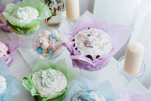 Süslü bir masada güzel Paskalya pastaları. Hafif bir Paskalya tatili.