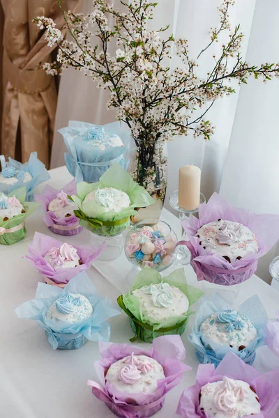 Belle Torte Pasquali Tavolo Luminoso Decorato Una Vacanza Leggera Easter — Foto Stock