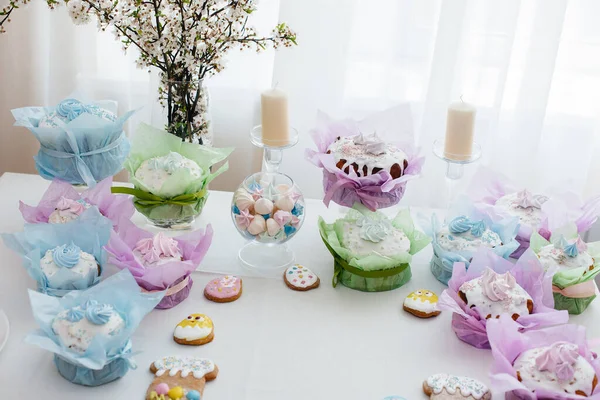 Belle Torte Pasquali Tavolo Luminoso Decorato Una Vacanza Leggera Easter — Foto Stock