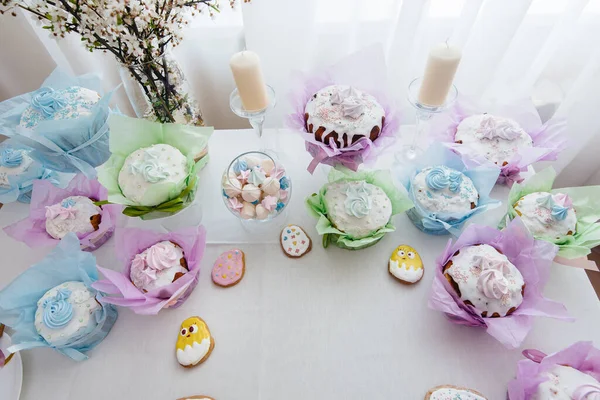 Belle Torte Pasquali Tavolo Luminoso Decorato Una Vacanza Leggera Easter — Foto Stock