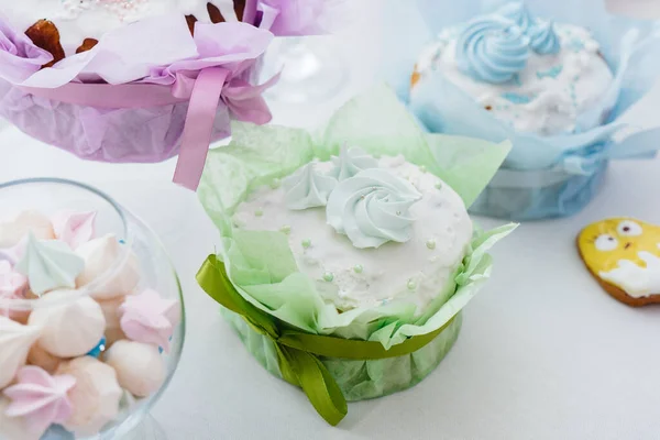 Belle Torte Pasquali Tavolo Luminoso Decorato Una Vacanza Leggera Easter — Foto Stock