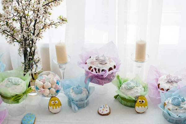 Beautiful Easter Cakes Decorated Light Table Light Holiday Easter — Stock Photo, Image