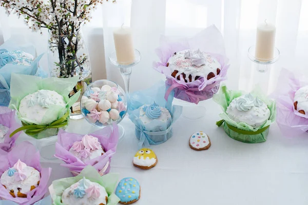 Beautiful Easter Cakes Decorated Light Table Light Holiday Easter — Stock Photo, Image