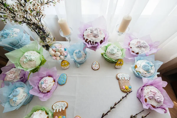 Hermosos Pasteles Pascua Una Mesa Luz Decorada Unas Vacaciones Ligeras — Foto de Stock