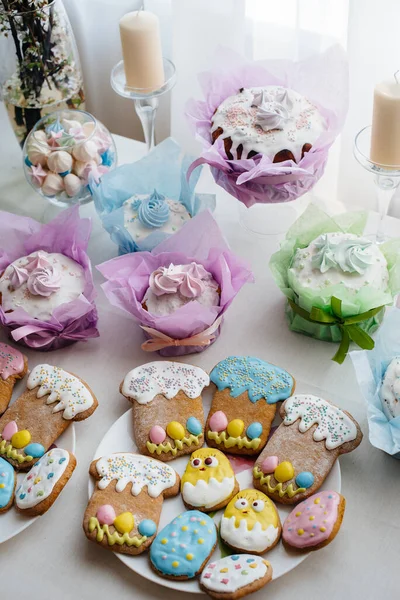 Hermosos Pasteles Pascua Una Mesa Luz Decorada Unas Vacaciones Ligeras —  Fotos de Stock